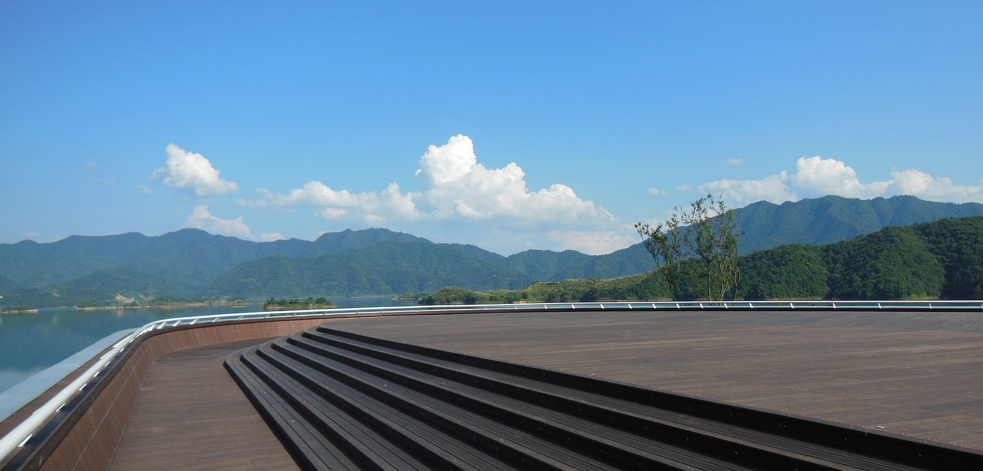 Sàn tre ngoài trời – Lựa chọn tối ưu cho khí hậu nhiệt đới ẩm